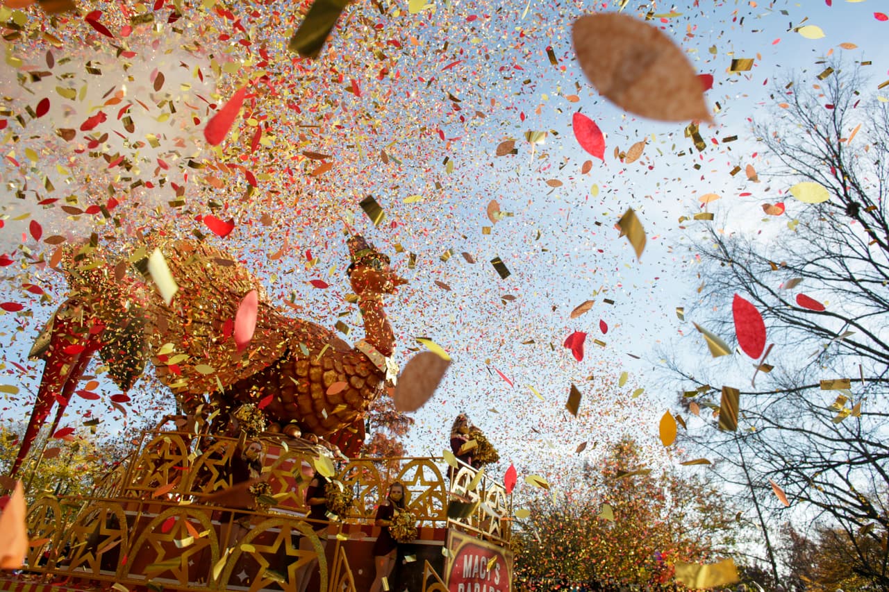 Los neoyorquinos recibieron con emoción el regreso del icónico Desfile de Acción de Gracias de Macy's, que el año pasado se vio afectado por la pandemia de coronavirus.