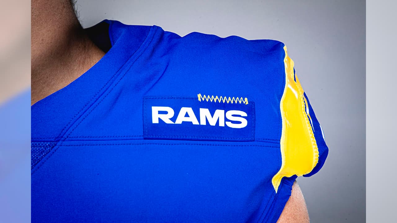 Un nuevo parche se presenta en el pecho, por encima de la altura del corazón, en el jersey con la leyenda 'Rams'.