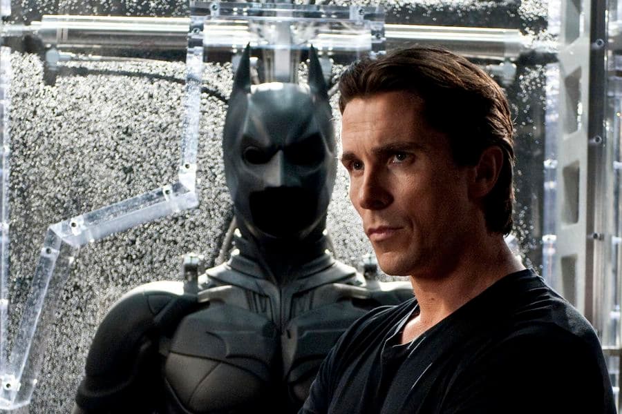 La películde 165 minutos muestra a un Bruce Wayne
<b> </b>apartado del mundo y al villano Bane que se encargará de quebrar la paz de ciudad Gótica, trayendo el caos y la destrucción a la ciudad.
<b> </b>
<br>
<br>Aunque muchos no querían aceptar el retiro de Christian Bale como Batman, fue una despedida de los más memorable.