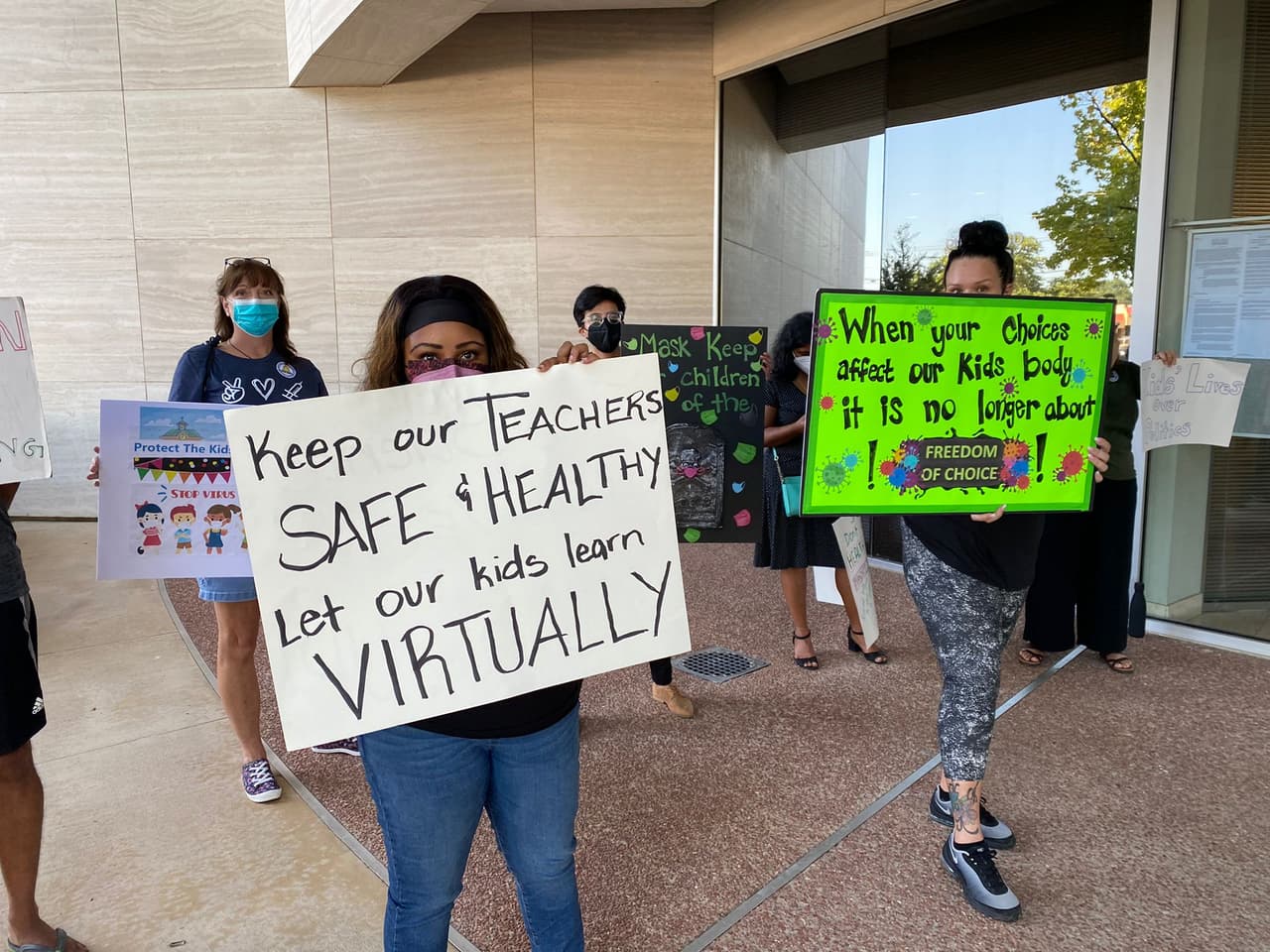 También pedían por los maestros del distrito para que se ofreciera la educación a distancia.
<br>