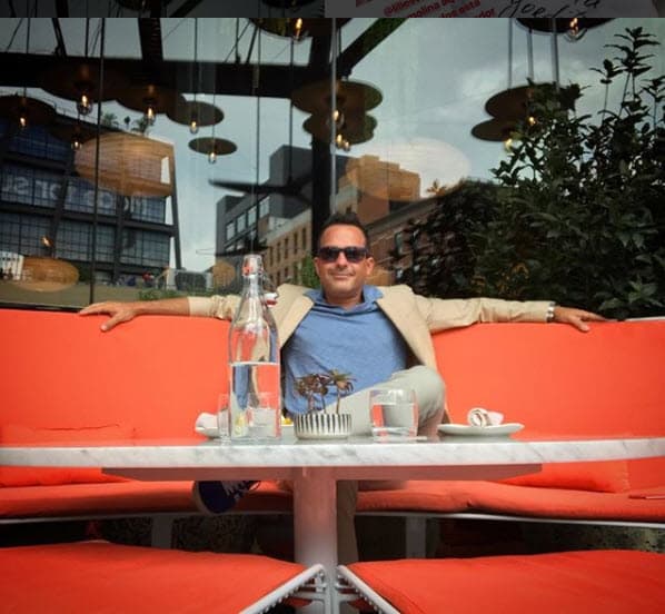 Otra de sus cualidades es que viste bien, en la televisión la mayoría del tiempo luce casual.