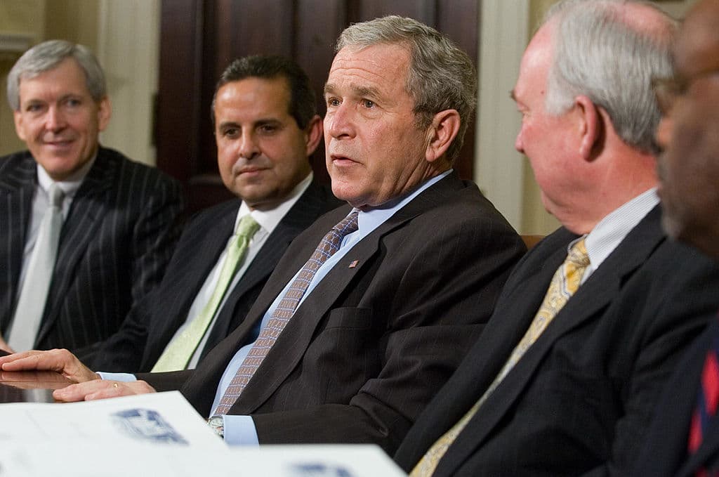 El presidente de los Estados Unidos, George W. Bush (centro), sentado con el alcalde de Miami, Florida, Manny Diaz (segunda a la izquierda), y los alcalde de Dallas, San Diego, y Alexandria, Virginia durante una reunión con alcaldes de todo el país en la Casa Blanca en Washington, DC, 23 de enero de 2008.