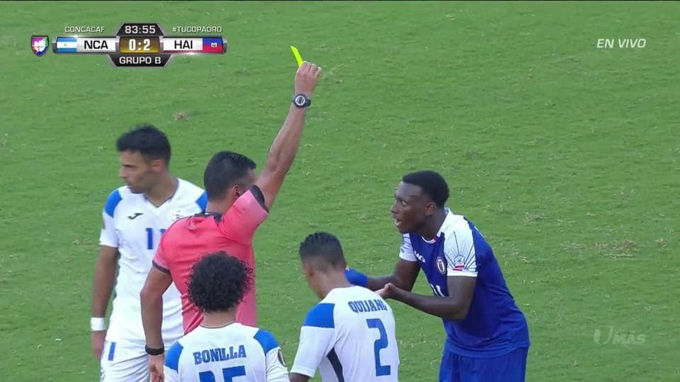 Tarjeta amarilla. El árbitro amonesta a Derrick Etienne de Haiti