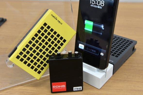 Si estás harto de que la batería del iPhone no dure lo que necesitas, la celda de energía 'Aqua Mobile' es un dispositivo compacto que genera electricidad mediante la reacción química de su componente hidruro de calcio con el agua.