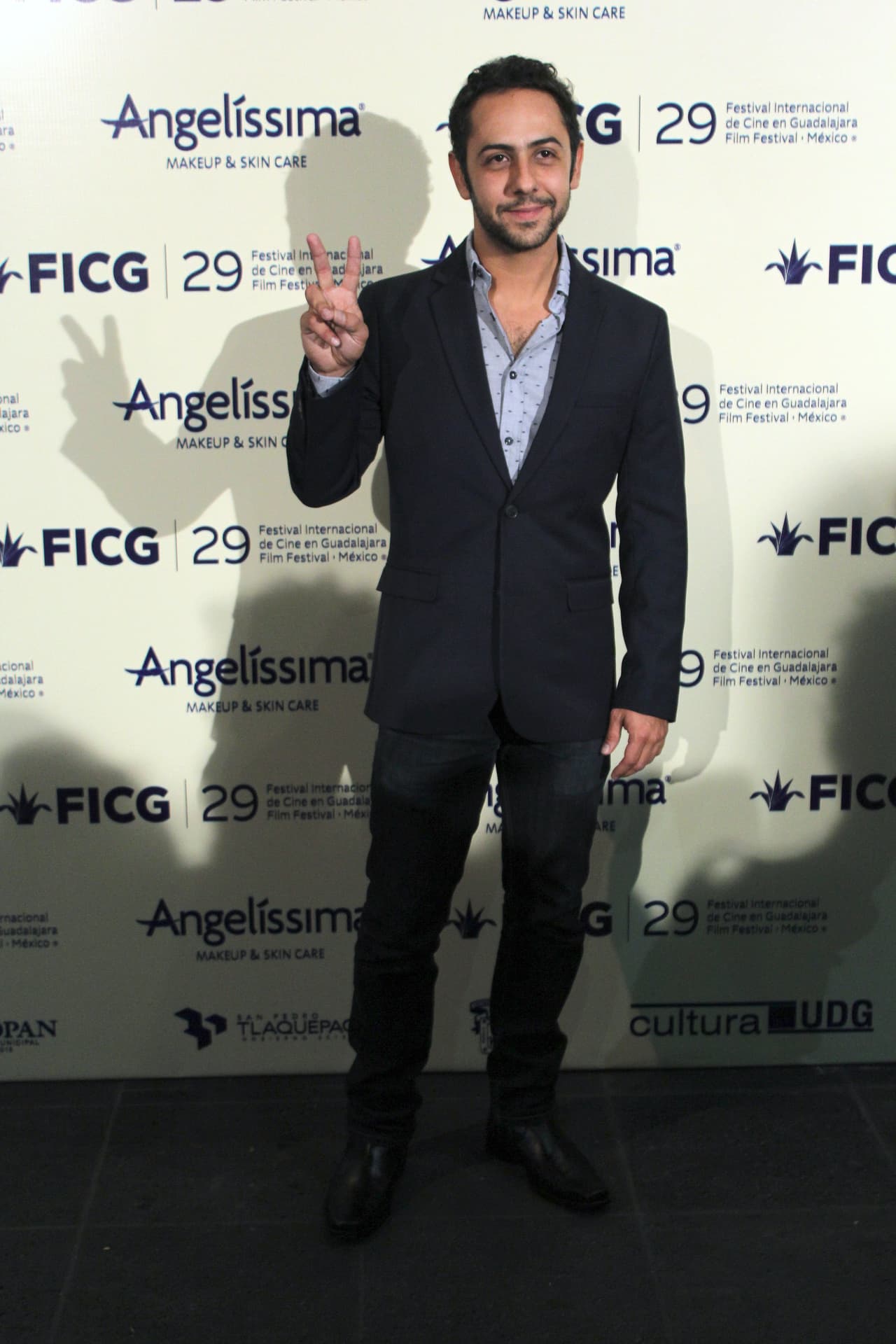 <b><a href="http://www.univision.com/temas/humberto-busto">Humberto</a></b> ha protagonizado varios cortometrajes entre los que destacan
<i>Volemos tomados de la mano, La moral en turno, Solo </i>y
<i> Juego de manos</i>, entre otros.