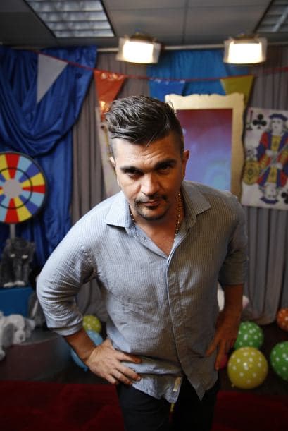 Juanes tiene una de esas miradas que fascinan.