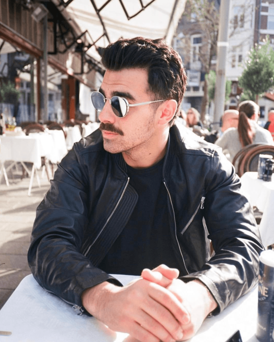 "Probablemente tenemos el margen más pequeño en el negocio de los lentes de sol, pero no me importa. No necesito ganar mucho dinero en cada par. Quiero vender toneladas", le dijo Schottenstein a 
<b><a href="http://www.latimes.com/fashion/la-ig-wwd-prive-eyewear-thirty-dollars-20170511-story.html">Los Angeles Times</a></b> (en la foto, Joe Jonas).