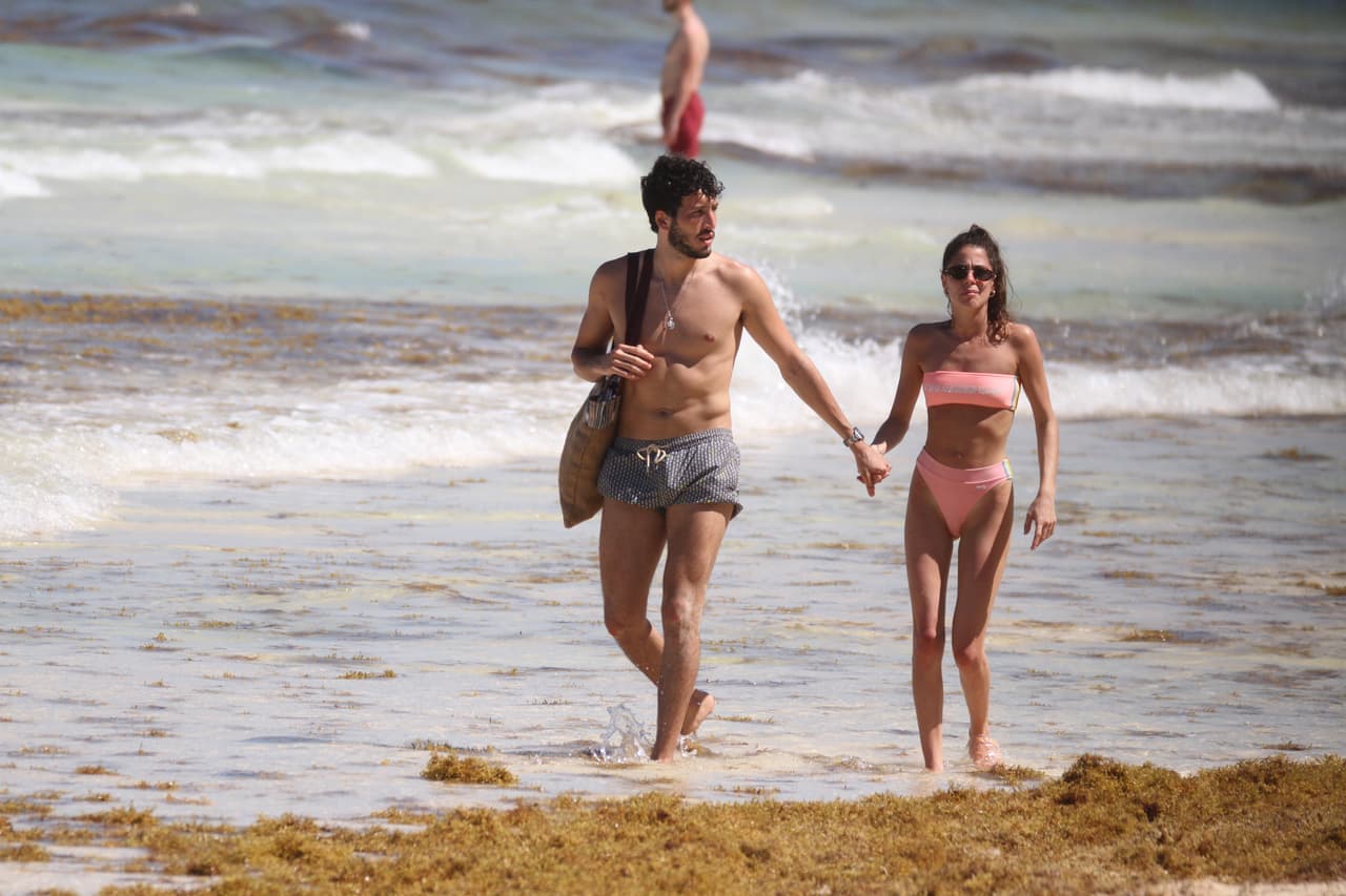 Los jóvenes caminaron por la playa tomados de la mano.