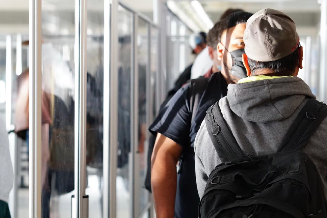 • Para tener a la mano las respuestas a sus dudas, como por ejemplo información de seguridad del aeropuerto o consejos para prepararse antes de ir a los puntos de revisión. Esta también incluye datos de los retrasos de vuelo y el tiempo de espera en las terminales.
<br>