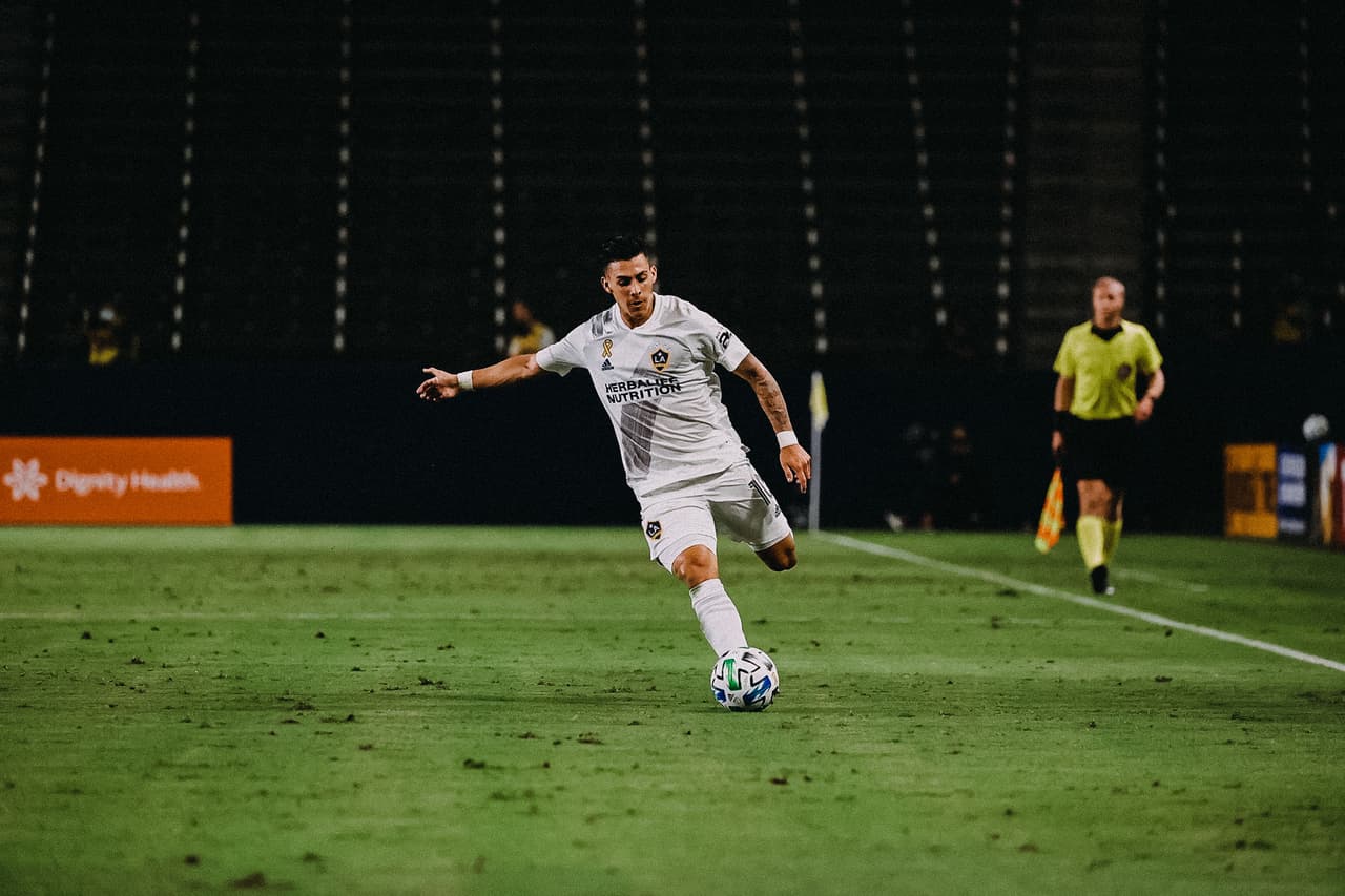 Con goles de Sebastián Lletget y Cristian Pavón, el LA Galaxy golea al LAFC en el clásico de Los Angeles.
