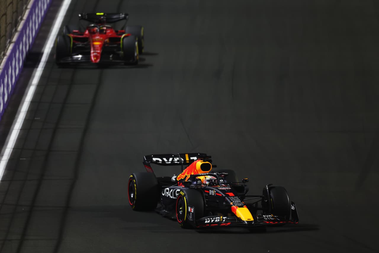 Max Verstappen fue el gran vencedor del GP de Arabia Saudita de la Fórmula 1 sobre Ferrari; Sergio Pérez sufrió una mala estrategia y qued´´o en cuarto tras iniciar en primer lugar.