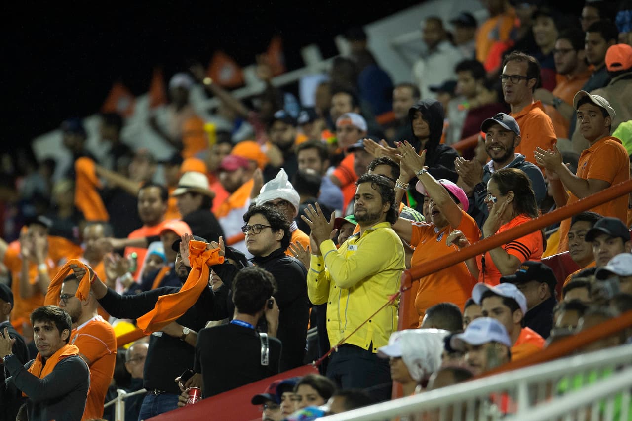 Los fanáticos locales vivieron la fiesta del fútbol con toda la alegría de tener un equipo tradicional en su casa.
