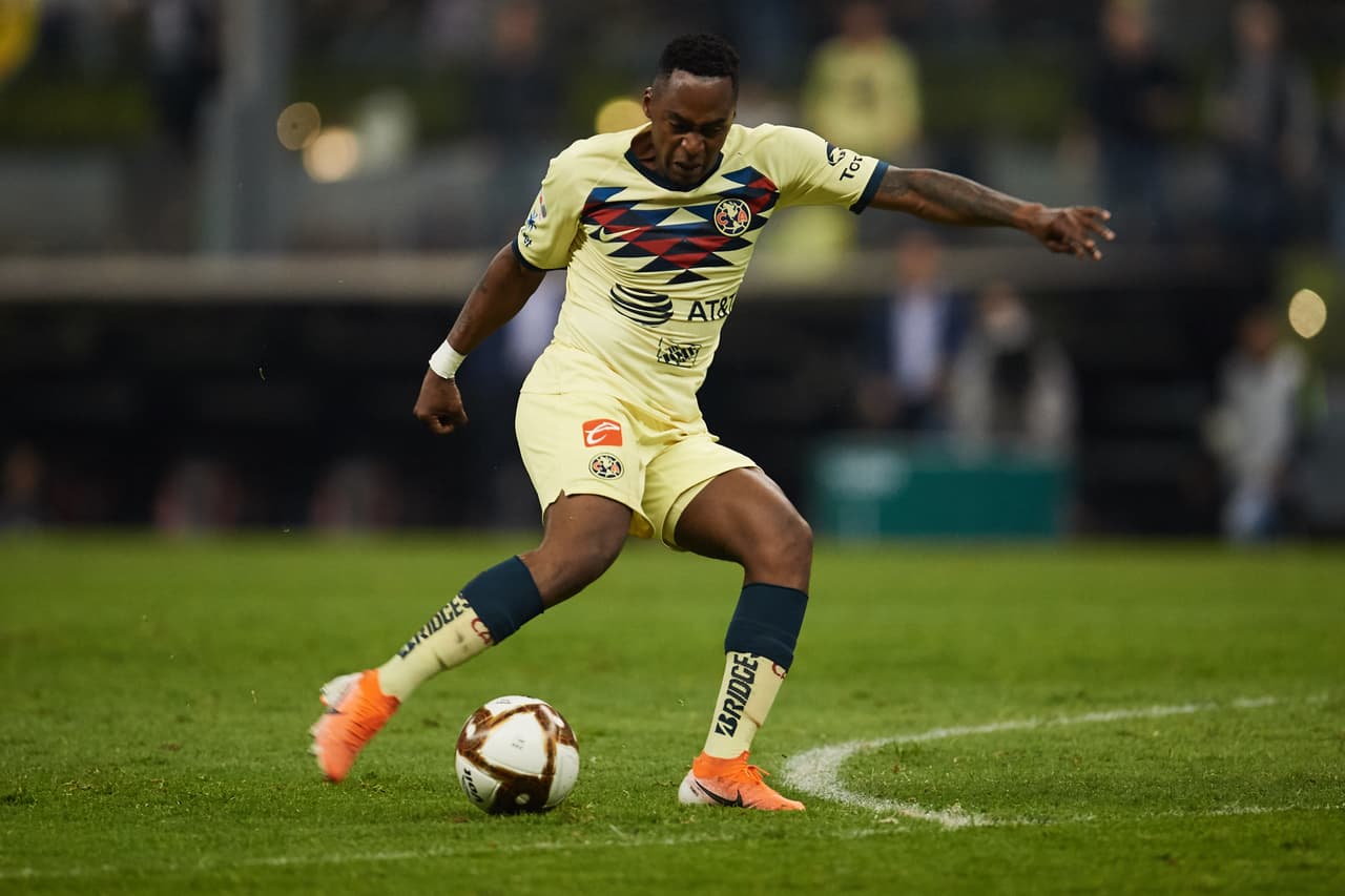 Renato Ibarra remata a portería desde fuera del área para abrir el marcador en favor del América.