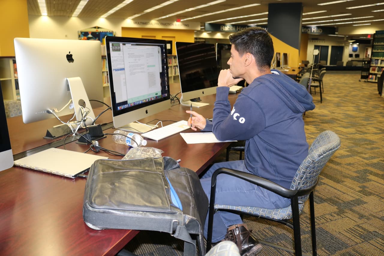 A través de un recurso en línea llamado Hathi Trust, la biblioteca brinda acceso a 2 millones de libros electrónicos adicionales a los que tienen en su sede.