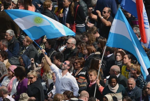 El papa Bergoglio cerraba la procesión llevando una palma artísticamente labrada en las manos.