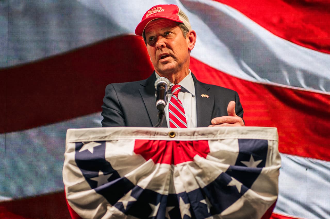 Gobernador Brian Kemp recibe abucheos durante discurso en la convención republicana de Georgia
