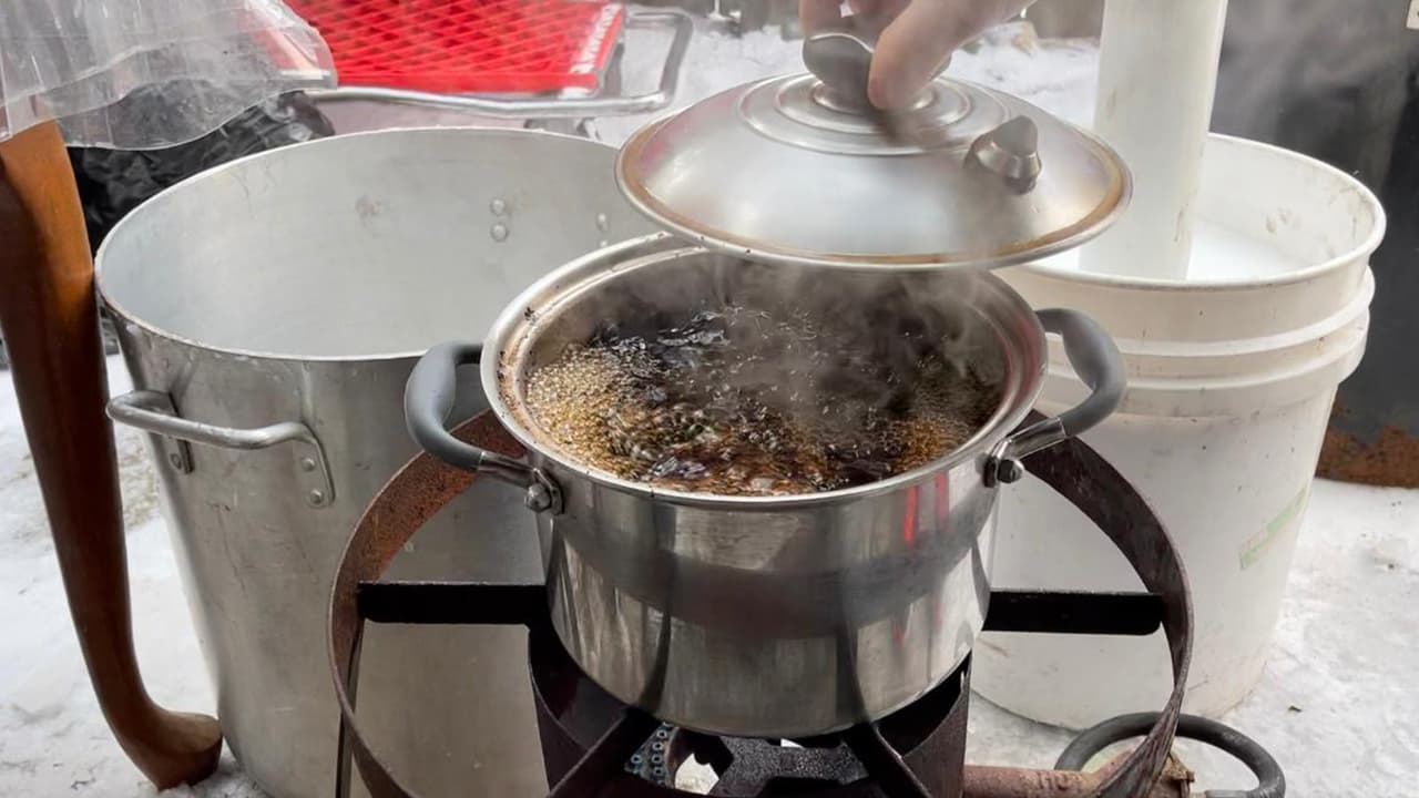 Tienen que armarse de estufas de gas poniendolas en el exterior para poder cocinar.
