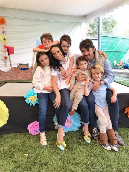 Por otro lado, el abogado también tiene un hijo fruto de su anterior matrimonio, el cual se ha adaptado a la numerosa familia.