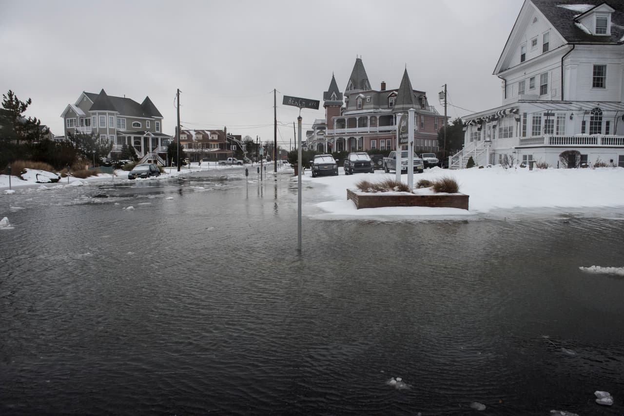 Los fuertes vientos y la nevada de la tormenta Jonas han provocado inundaciones en varias ciudades de Nueva Jersey, incluyendo Stone Harbor y Cape Way, donde decenas de comercios y casas se han visto afectadas.