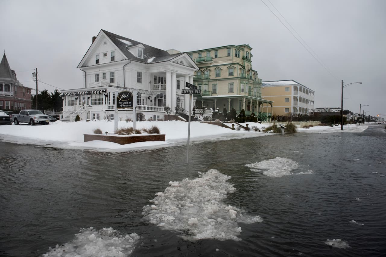 Los fuertes vientos y la nevada de la tormenta Jonas han provocado inundaciones en varias ciudades de Nueva Jersey, incluyendo Stone Harbor y Cape Way, donde decenas de comercios y casas se han visto afectadas.