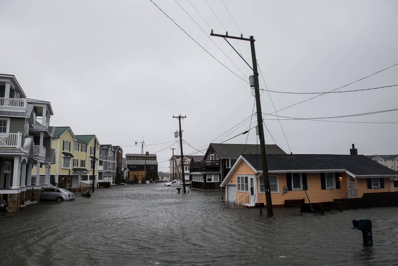 Los fuertes vientos y la nevada de la tormenta Jonas han provocado inundaciones en varias ciudades de Nueva Jersey, incluyendo Stone Harbor y Cape Way, donde decenas de comercios y casas se han visto afectadas.
