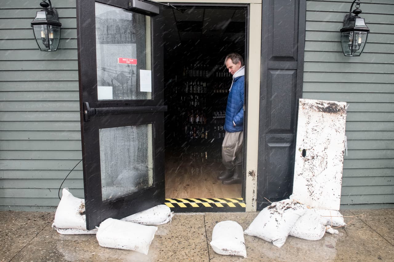 Los fuertes vientos y la nevada de la tormenta Jonas han provocado inundaciones en varias ciudades de Nueva Jersey, incluyendo Stone Harbor y Cape Way, donde decenas de comercios y casas se han visto afectadas.