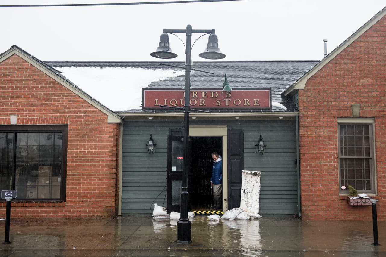 Los fuertes vientos y la nevada de la tormenta Jonas han provocado inundaciones en varias ciudades de Nueva Jersey, incluyendo Stone Harbor y Cape Way, donde decenas de comercios y casas se han visto afectadas.