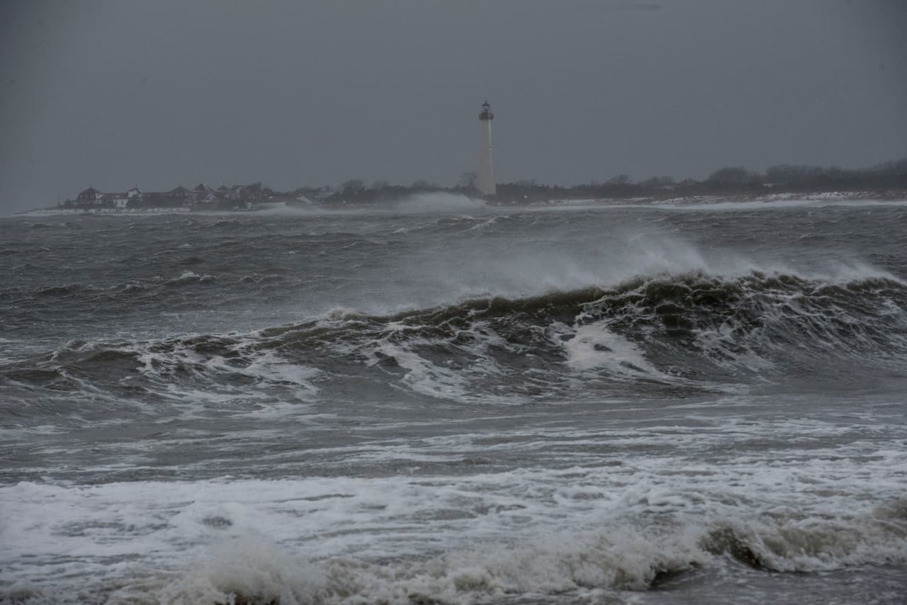 Los fuertes vientos y la nevada de la tormenta Jonas han provocado inundaciones en varias ciudades de Nueva Jersey, incluyendo Stone Harbor y Cape Way, donde decenas de comercios y casas se han visto afectadas.