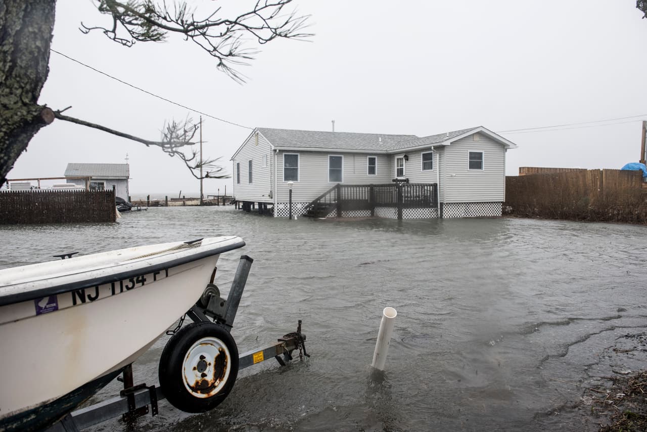 Los fuertes vientos y la nevada de la tormenta Jonas han provocado inundaciones en varias ciudades de Nueva Jersey, incluyendo Stone Harbor y Cape Way, donde decenas de comercios y casas se han visto afectadas.