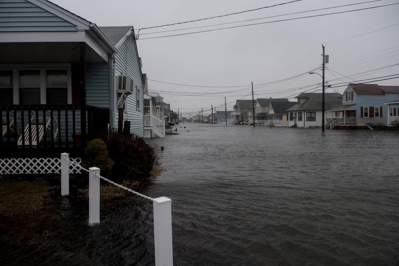 Los fuertes vientos y la nevada de la tormenta Jonas han provocado inundaciones en varias ciudades de Nueva Jersey, incluyendo Stone Harbor y Cape Way, donde decenas de comercios y casas se han visto afectadas.