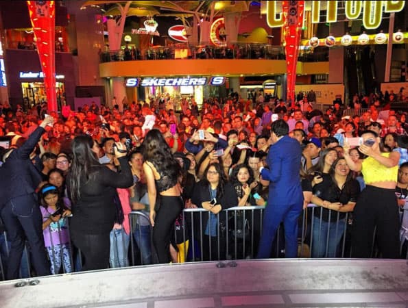 Por eso parte del elenco de la serie se encuentra en Los Ángeles para promocionar el estreno.