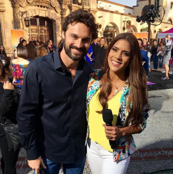 Por supuesto que las conductoras no pueden dejar pasar la oportunidad de tomarse fotos con este bombón.