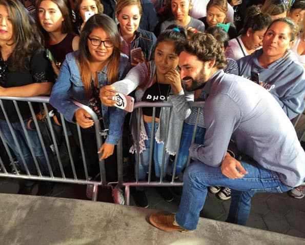 Y por supuesto Iván apapacha a sus fans tomándose selfies con ellas.