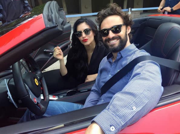 Aprovechando que Yago es multimillonario, dieron un paseo en un lujoso carro deportivo.