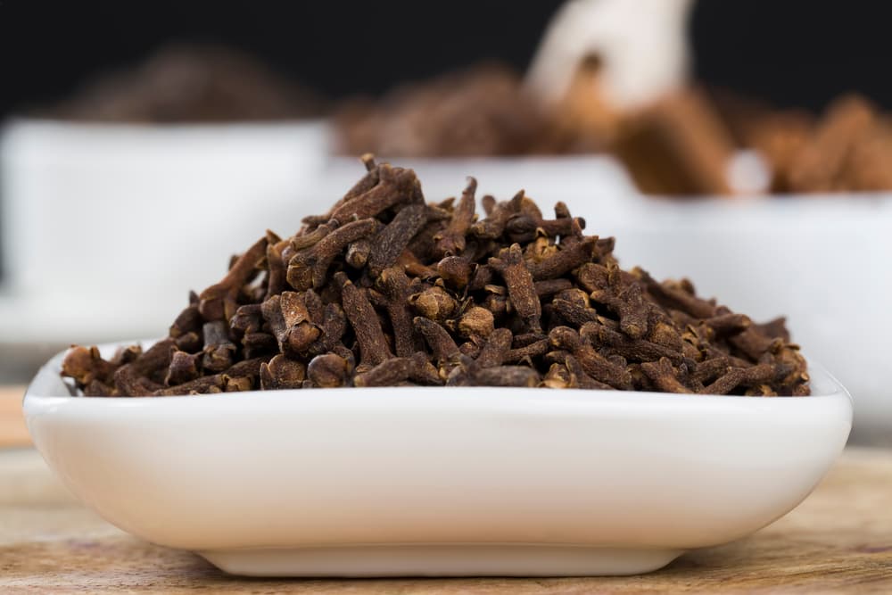 Un último uso curioso que se le daba al clavo de olor en tiempos de las civilizaciones indígenas era que lo colgaban en hogares para alejar fantasmas o espíritus malos, sobre todo de personas enfermas o débiles.