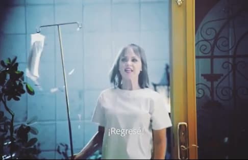 Al parecer Paola era más fuerte de lo que pensábamos. En la telenovela la vimos morir en el hospital después de sufrir un terrible accidente automovilístico, pero como dicen por ahí que "mala hierba nunca muere", Bracho reapareció recién salida del sanatorio.