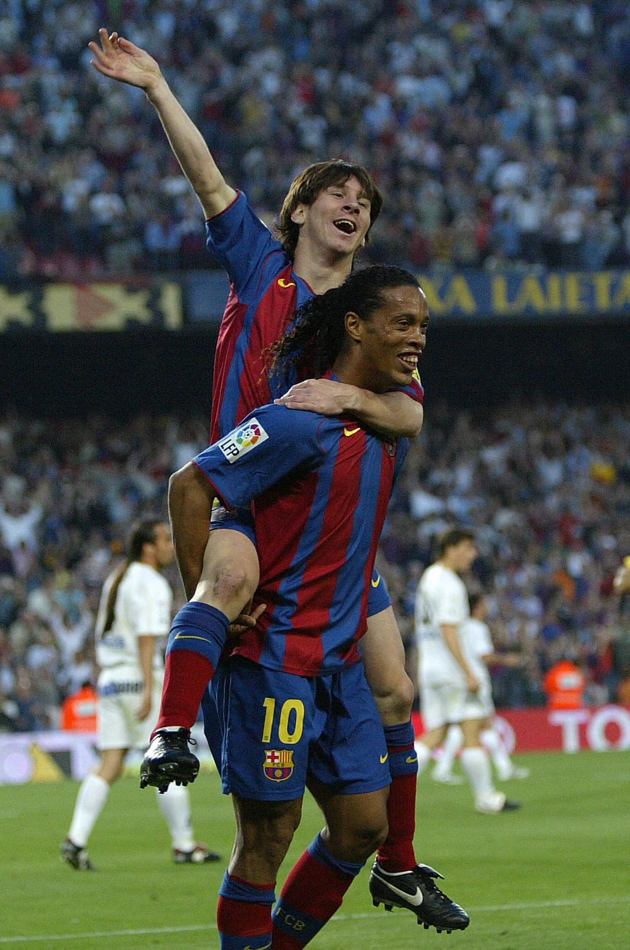 Su primer tanto llegó el 1 de mayo de 2005 ante el Albacete con asistencia de Ronaldinho.
