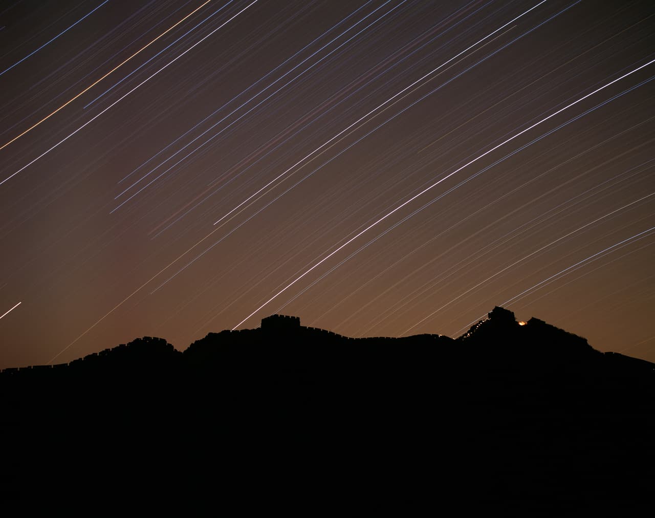 Este año coincide con la Luna Nueva o novilunio y por tanto podremos apreciarla mejor ya que no tendremos la brillantez de la Luna llena o plenilunio y el fondo negro de la noche es ideal para disfrutar del evento.