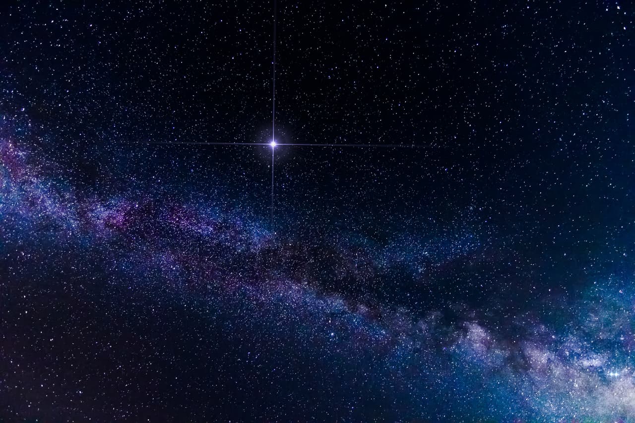 Las Perseidas no son estrellas en sí, sino meteoritos de alta velocidad que viajan a unos 59 kilómetros por segundo, liberados por la cola del cometa Swif-Tuttle cada año.