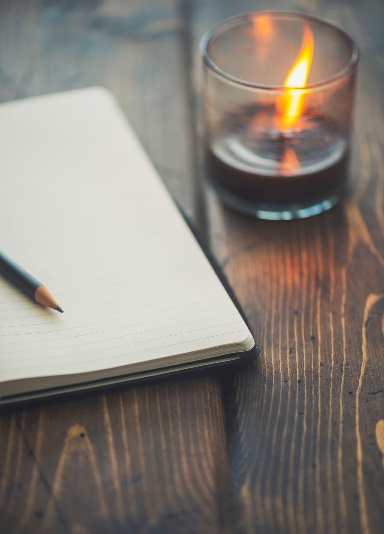 Inclusive muchas personas escriben en un papel blanco un mal hábito que quieren eliminar y encienden una vela blanca para simbólicamente quemarlo y desaparecerlo.