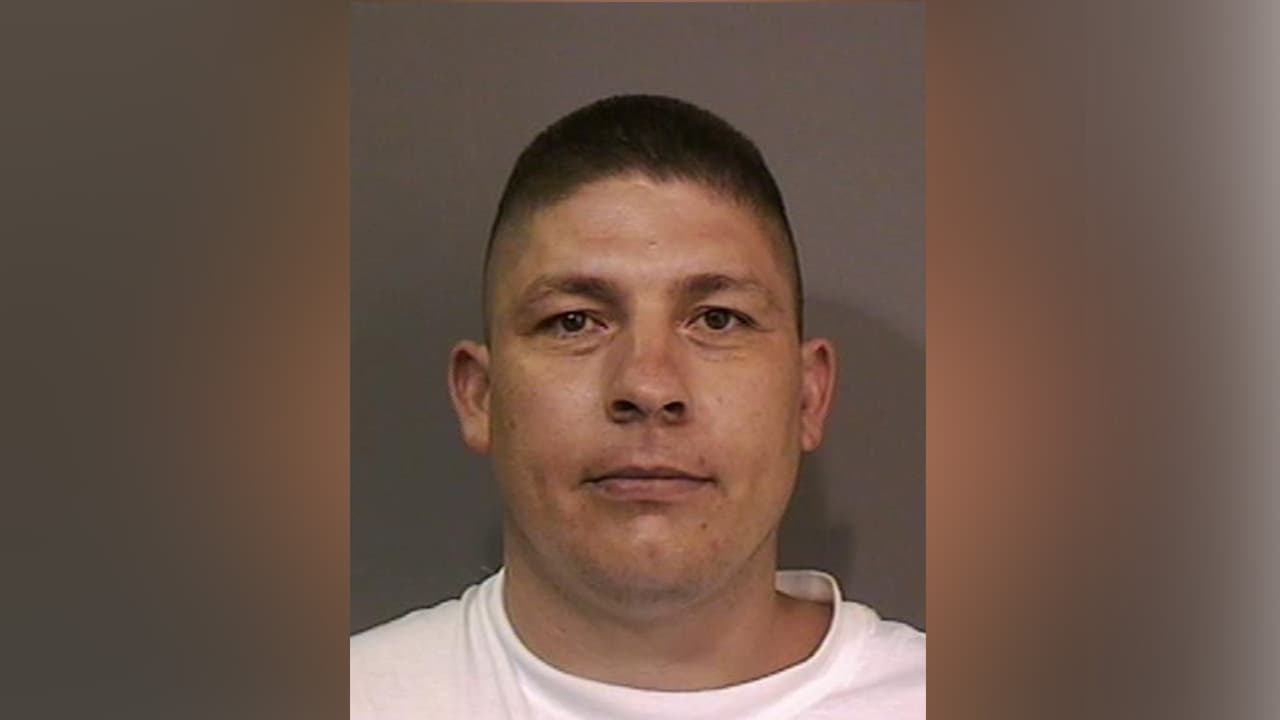 Jesús V. Serna está acusado de asesinato y miembro de la pandilla 'Texas Syndicate'.