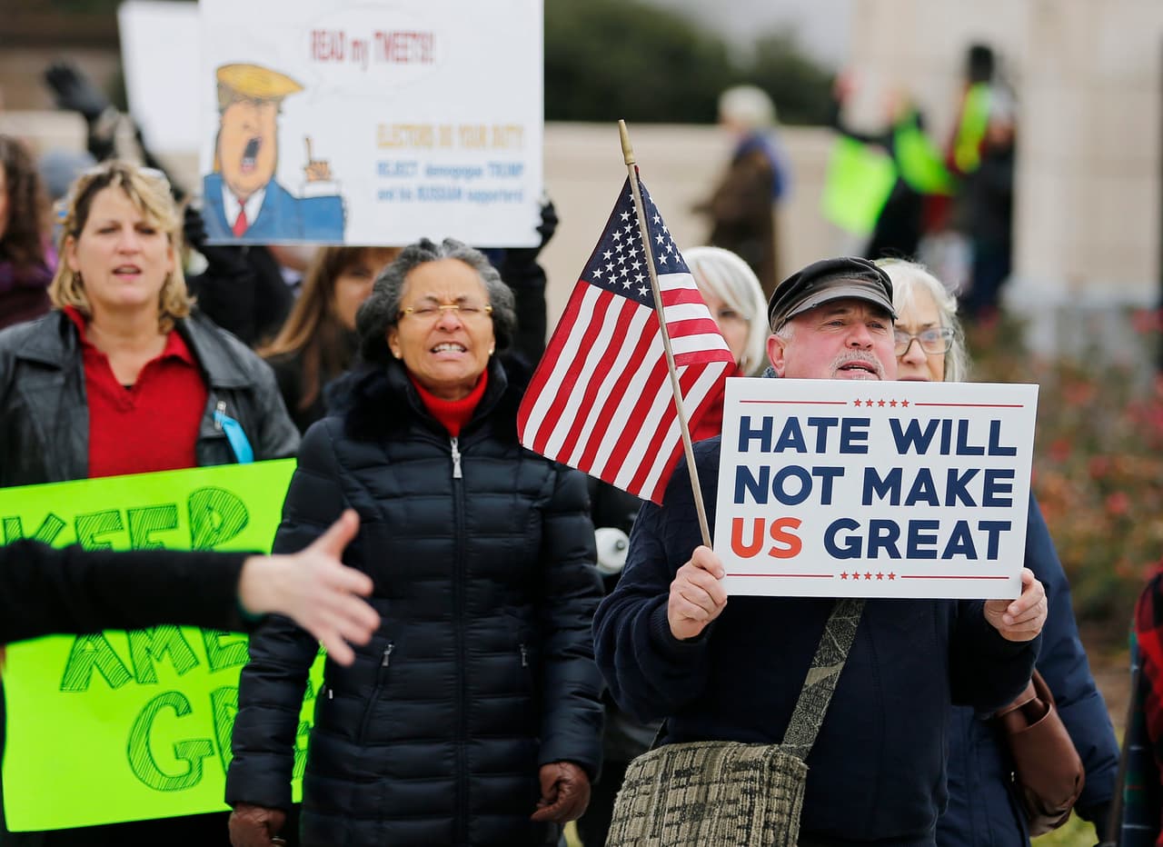 Ciudadanos estadounidenses se manifiestan afuera del Capitolio Estatal de Georgia, antes del encuentro de los dieciséis electores del estado, que emitirán sus votos este 19 de diciembre de 2016. El Colegio Electoral de EE.UU se reúne este lunes para certificar la victoria del republicano Donald Trump.