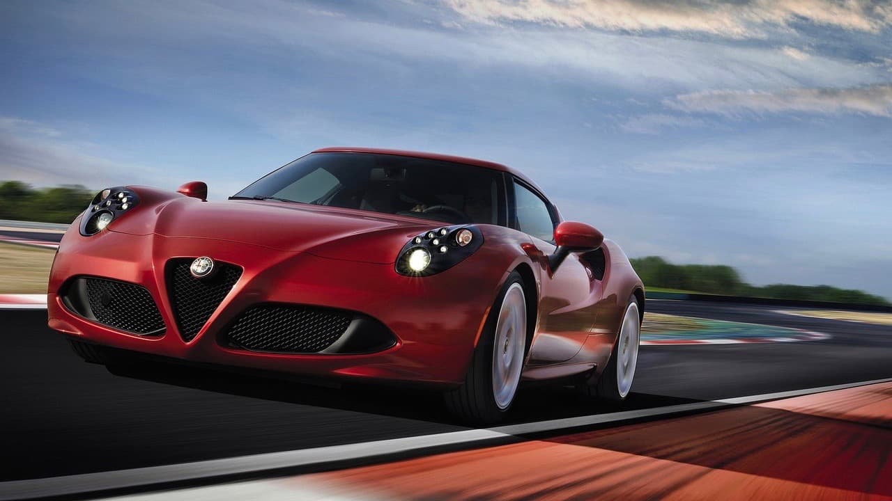 <h3 class="cms-h3-H3">7. Alfa Romeo 4C</h3>
<br>
<br>El pequeño deportivo italiano, en sus dos sabores; coupè y convertible, apenas consiguió puesto en 
<b>407</b> garajes en todo el país. Aunque el 4C es ruidoso, incómodo (especialmente para entrar y salir de su ajustada cabina), y poco práctico su manejo es excepcional y enviciante. Si sus ventas continúan esta decepcionante trayectoria, el Alfa Romeo 4C se va a convertir en uno de los secretos mejor guardados del mercado automotriz estadounidense.