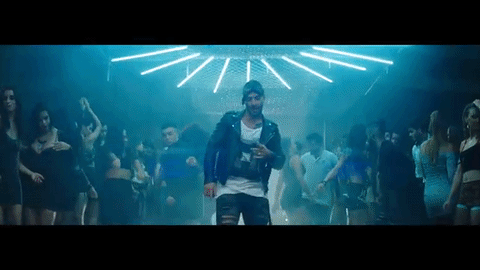 <b>Sin Contrato - Maluma (2015)</b>
<br>"Si te sientes sola
<br>Llama a cualquier hora
<br>Toda mi vida te la pongo a tus pies
<br>No pidas permiso, solo ven conmigo
<br>Te subo al cielo y no te dejo caer..."