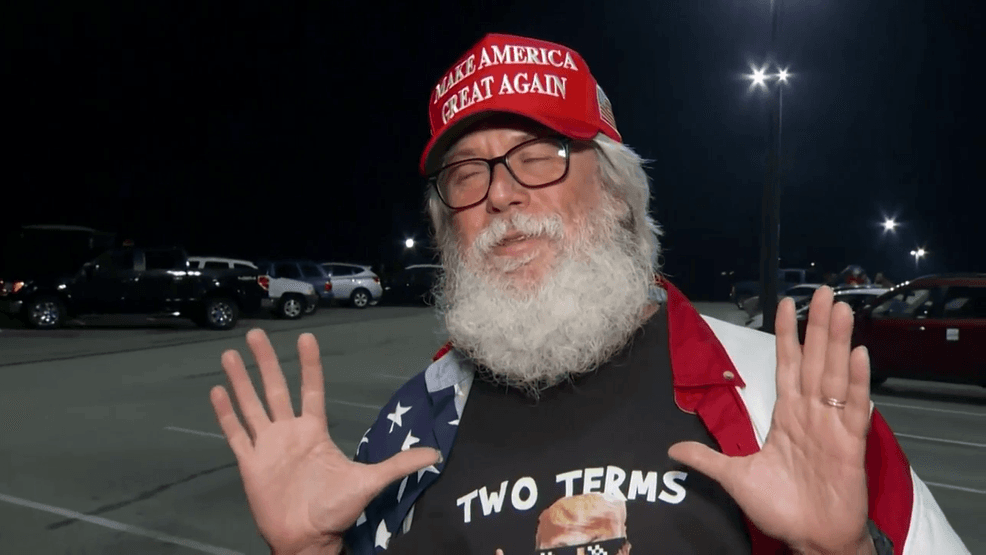 Un hombre identificado como Edward Young dijo a CNN que él creía que 
<b>Donald Trump fue enviado por Dios</b>. "No estoy bromeando, realmente creo que Donald Trump fue enviado por Dios, es cierto", dijo Young.