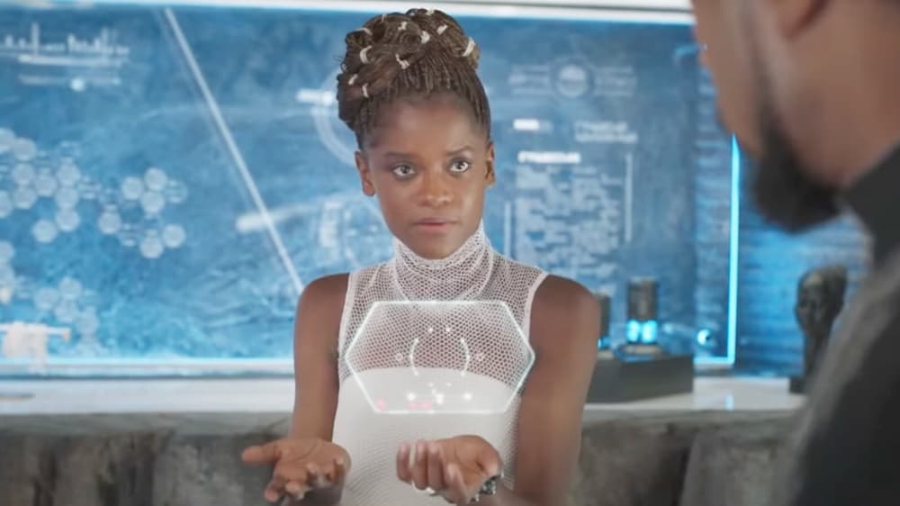 <b>Black Panther / Shuri</b>
<br>En las filtraciones y detalles salidos de ‘Black Panther: Wakanda Forever’ se ha descubierto que Shuri portará el traje de Black Panther, tomando el manto de su difunto hermano T'Challa. De esta forma su inclusión en un equipo conformado por Avengers mujeres es muy lógico.