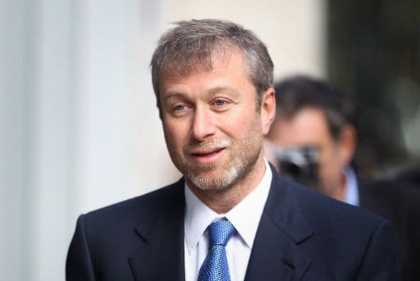 ROMAN ABRAMOVICH. El dueño del equipo de fútbol británico Chelsea dejó los estudios universitarios, según los constantes rumores al respecto. Se probó el uso del dinero que le dieron sus suegros al casarse para comprar productos del mercado negro para venderlos.