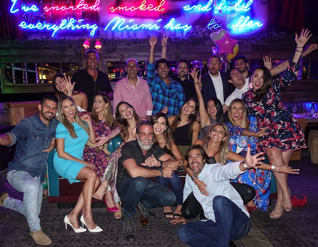 Ese mismo mes, el también actor 
<b><a href="https://www.univision.com/shows/el-gordo-y-la-flaca/karina-banda-tuvo-un-accidente-y-se-aguanto-el-dolor-por-verguenza-con-carlos-ponce-video" target="_blank">le organizó una fiesta sorpresa por su cumpleaños</a></b> y días después también la sorprendió con 
<b><a href="https://www.univision.com/shows/el-gordo-y-la-flaca/carlos-ponce-le-mando-flores-a-karina-banda-en-el-gordo-y-la-flaca-y-lili-fue-su-complice-video" target="_blank">más detalles románticos</a></b> en El Gordo y La Flaca.