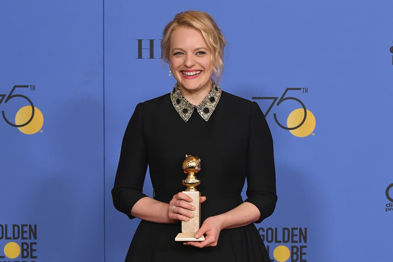 Elisabeth Moss, también de negro, ganó el Globo de Oro a mejor actriz por 'El cuento de la criada', la distopía feminista de Margareth Atwood. En su encendido discurso dijo que las mujeres "ya no vivimos en los huecos, somos la historia impresa".