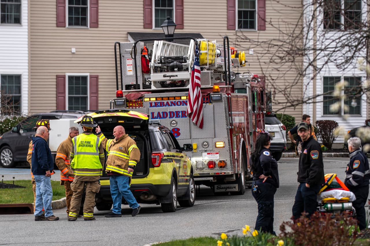 Bomberos de Lebanon, Nueva Jersey revisaron la estructura de algunas edificaciones.